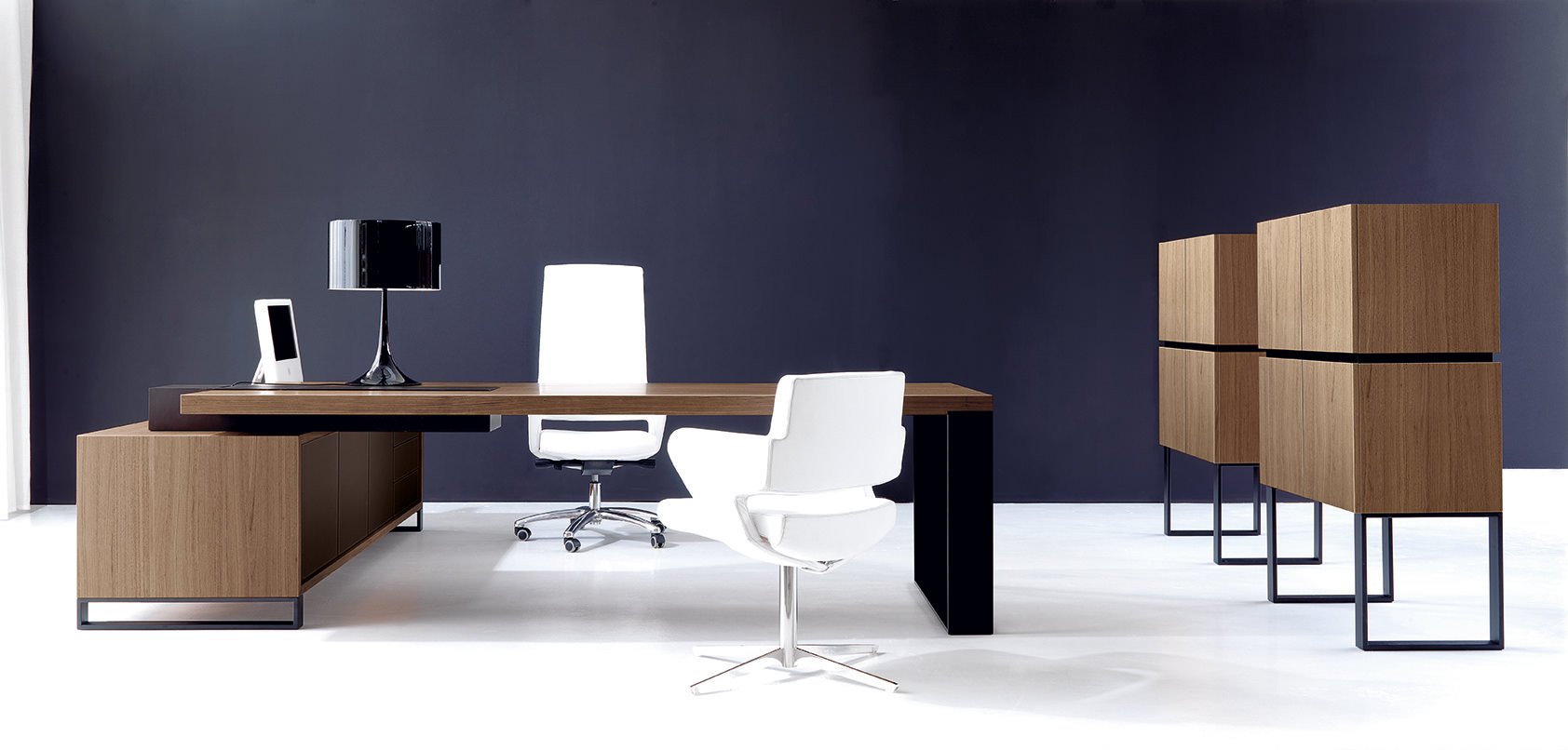 Scrivania New Loop con top access accessoriabile