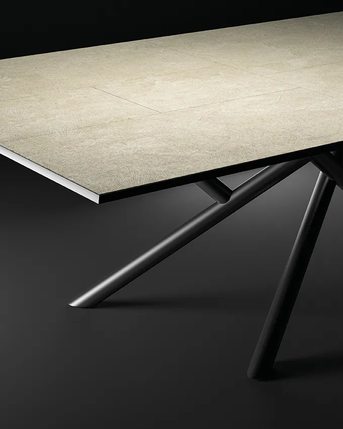 Dettaglio del piano tavolo Random