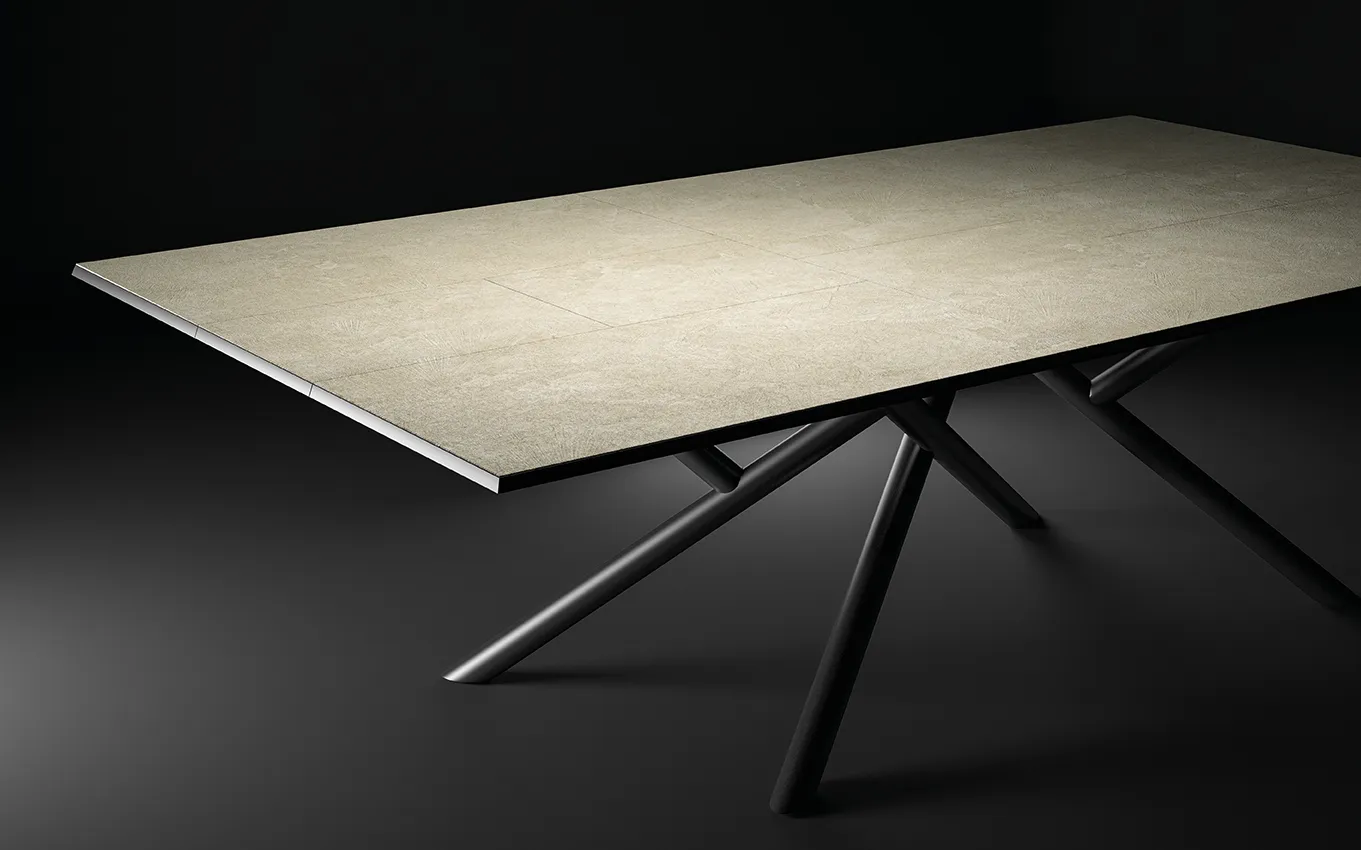 Particolare orizzontale del tavolo Random