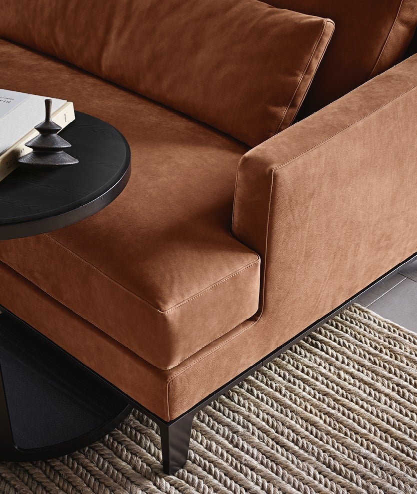 Divano Bellport con rivestimento in tessuto chiaro in ambiente living