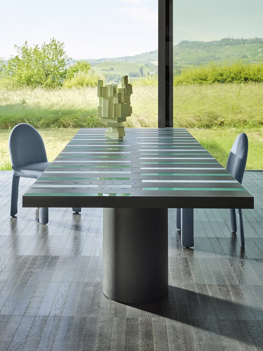 Vista laterale gambe in multistrati curvato del tavolo Riga-Riga