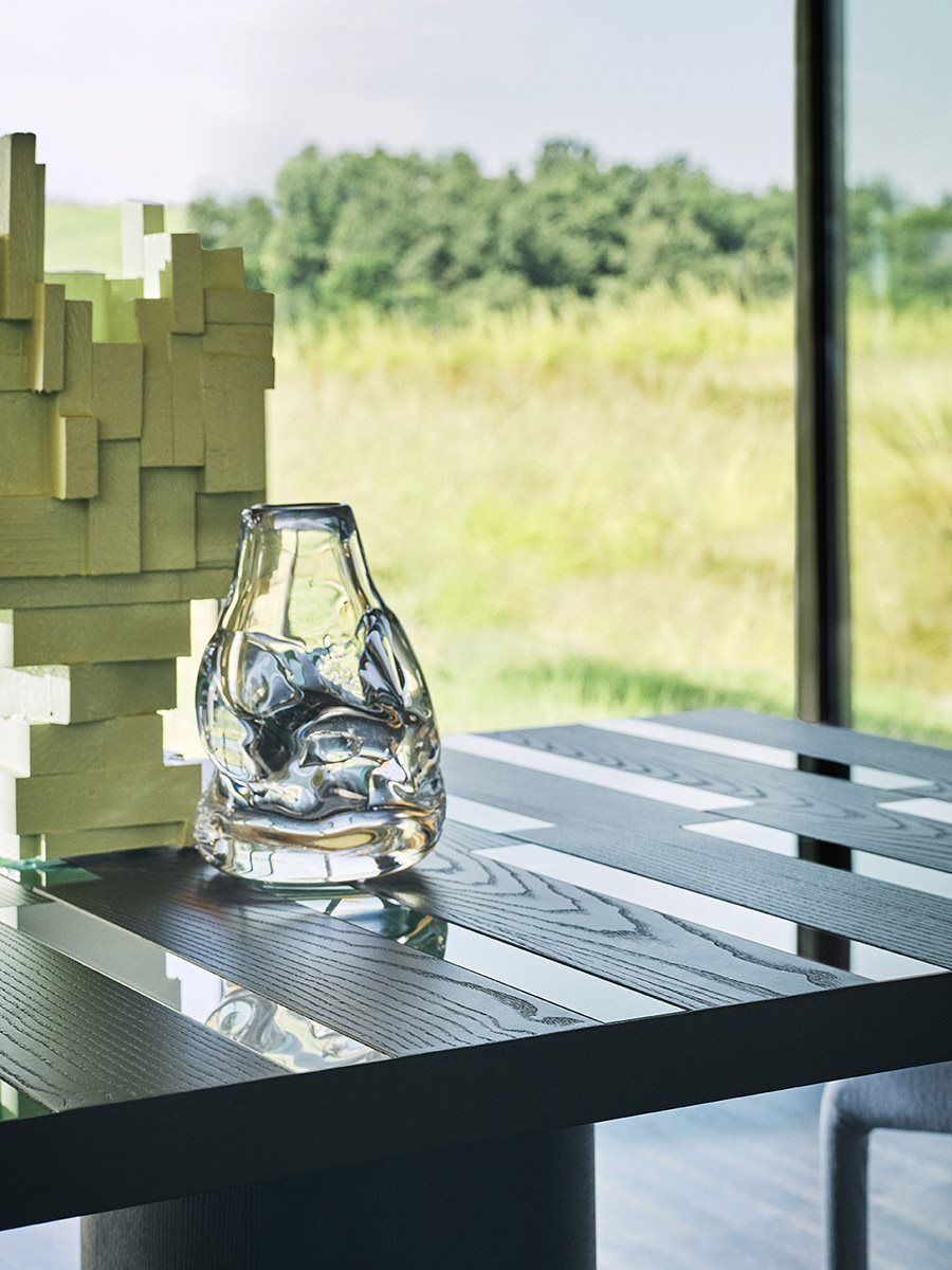 Dettaglio pattern geometrico artigianale sul piano del tavolo Riga-Riga