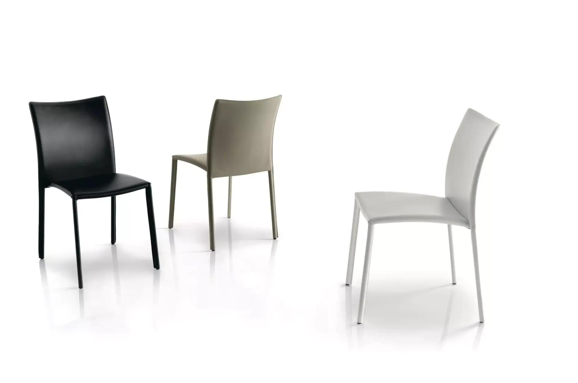 Tre sedie Simba in diverse finiture e colori