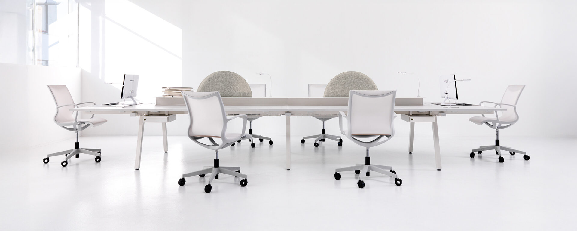 Dettaglio scrivania e sedie da ufficio