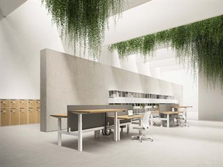 Dettaglio scrivania regolabile con struttura metallica e piano di lavoro