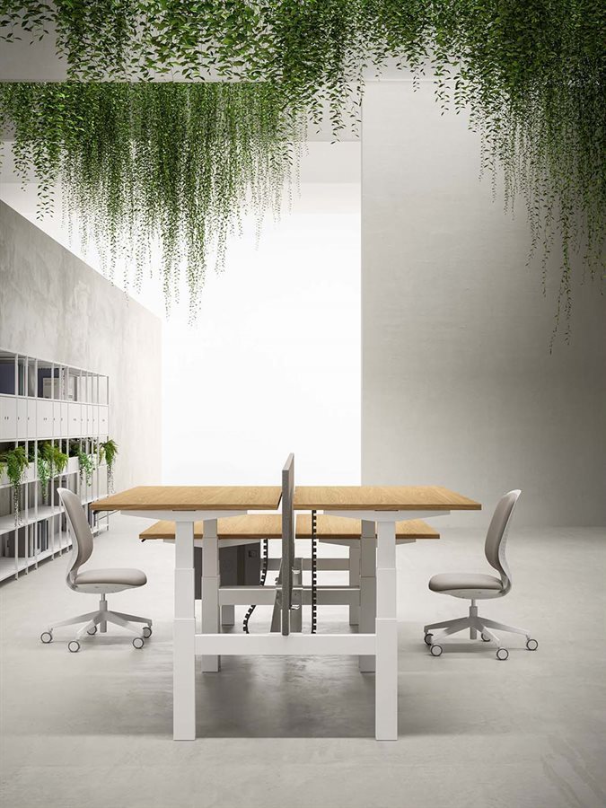 Scrivania regolabile in altezza in ambiente ufficio moderno