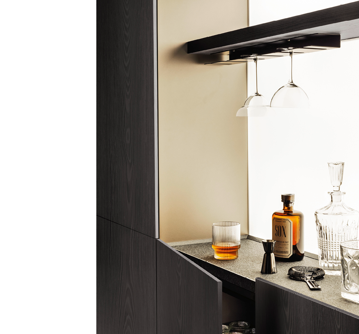 Cucina Trim con sospensione tra basi e top