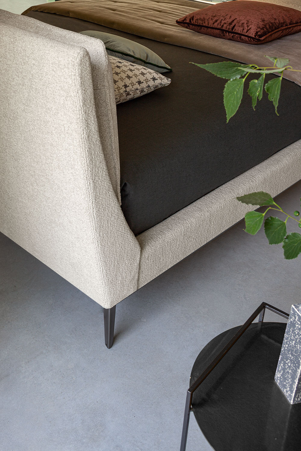 Letto matrimoniale Attico Twils con cuscini decorativi