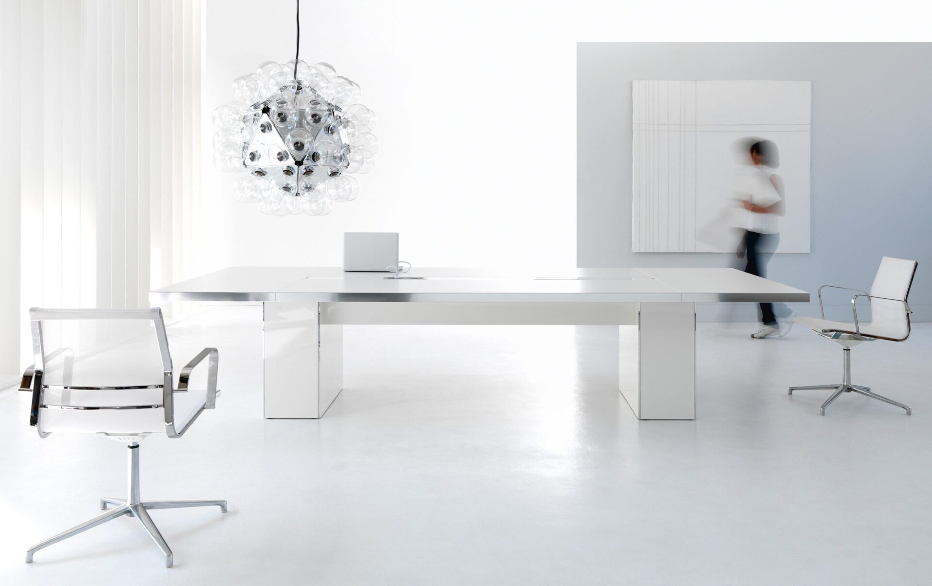 Tavolo da riunione WING in ambiente ufficio