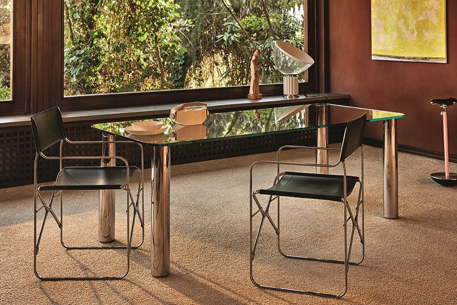 Vista laterale del tavolo Marcuso con struttura in acciaio inox