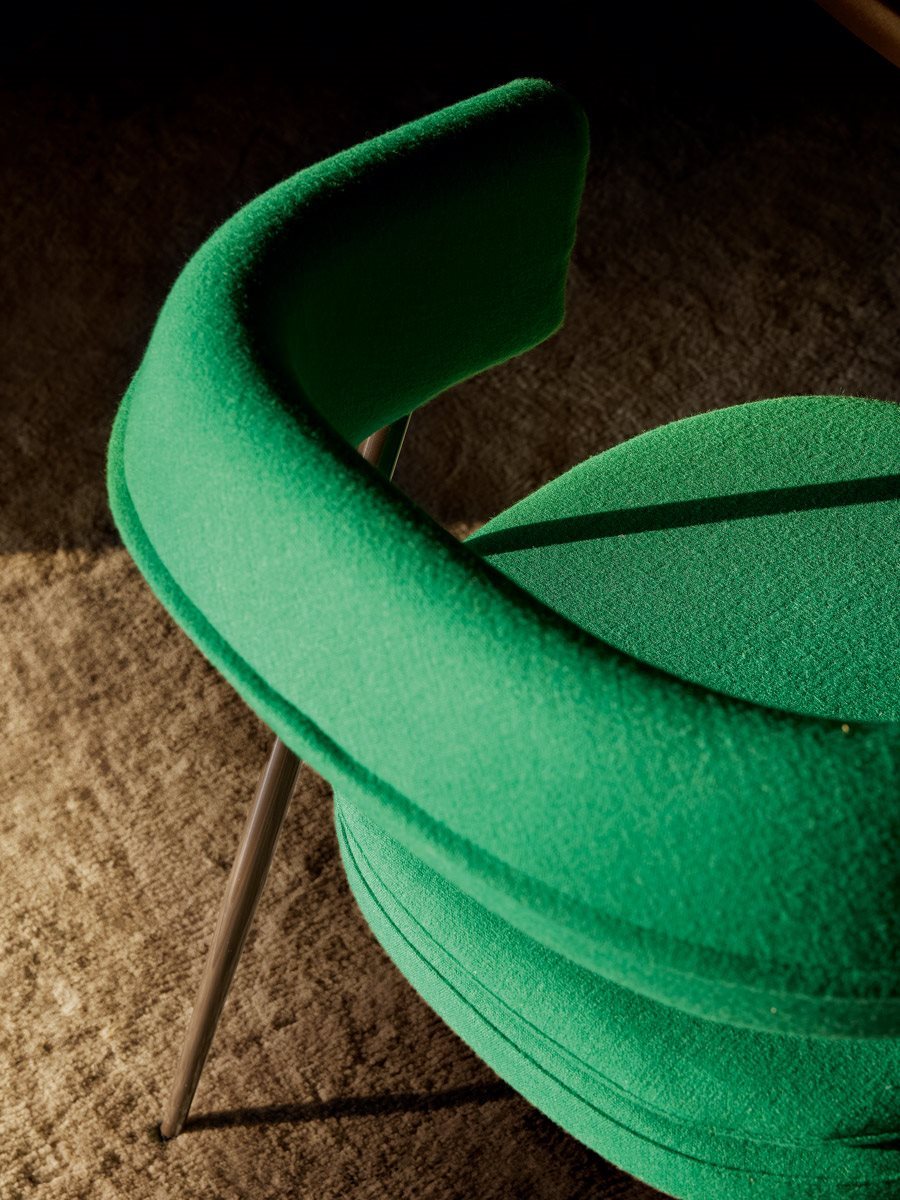 Poltroncina Nena con rivestimento color espresso