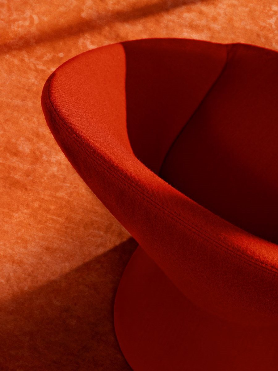 Poltroncina Giuno Zanotta vista posteriore tessuto grigio