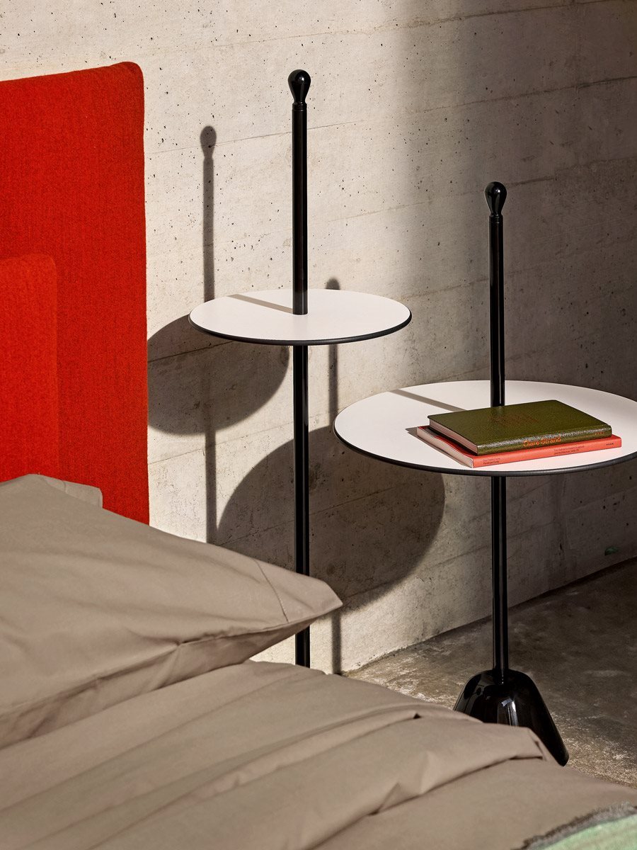 Dettaglio tavolino Servomuto Zanotta con asta verticale e pomolo