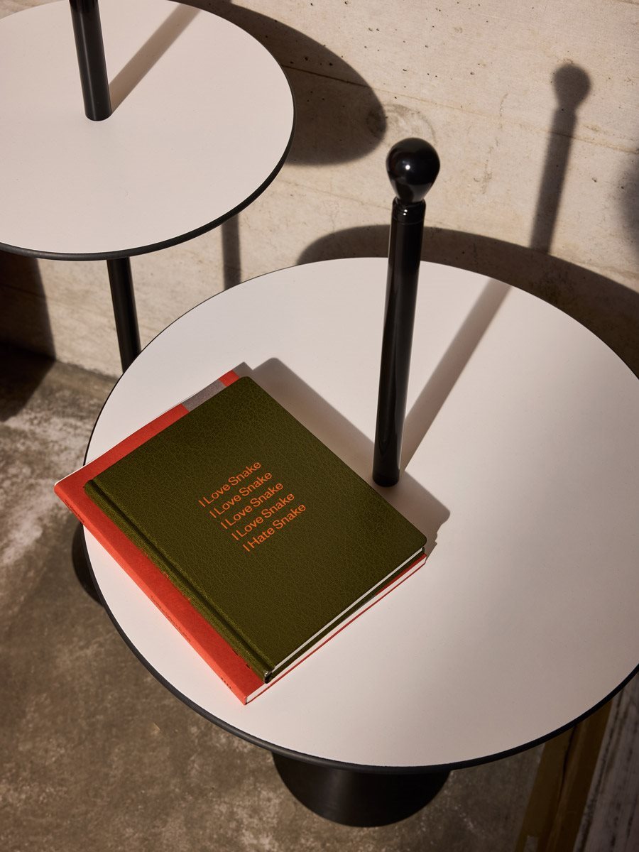 Tavolino Servomuto Zanotta vista laterale con piano reversibile