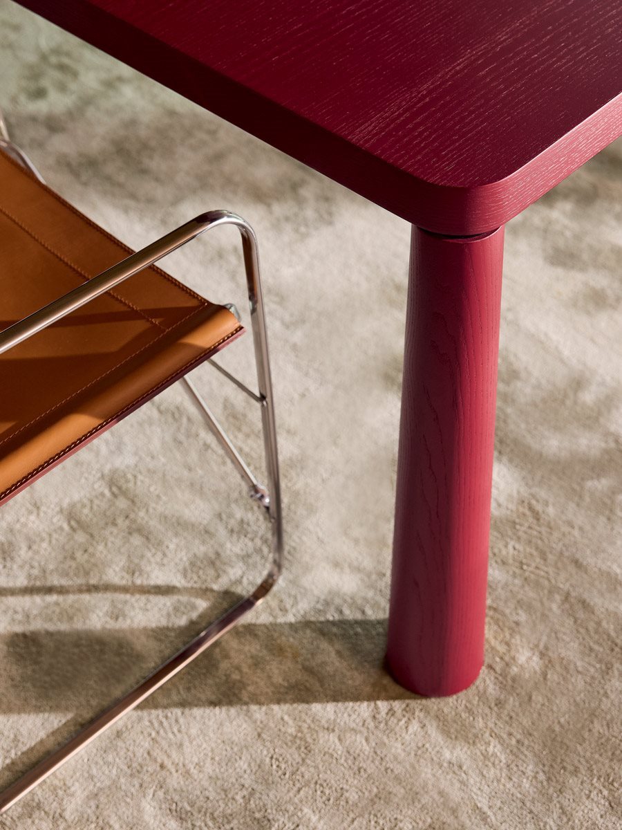 Tavolo Tidone Zanotta finitura amaranto vista laterale