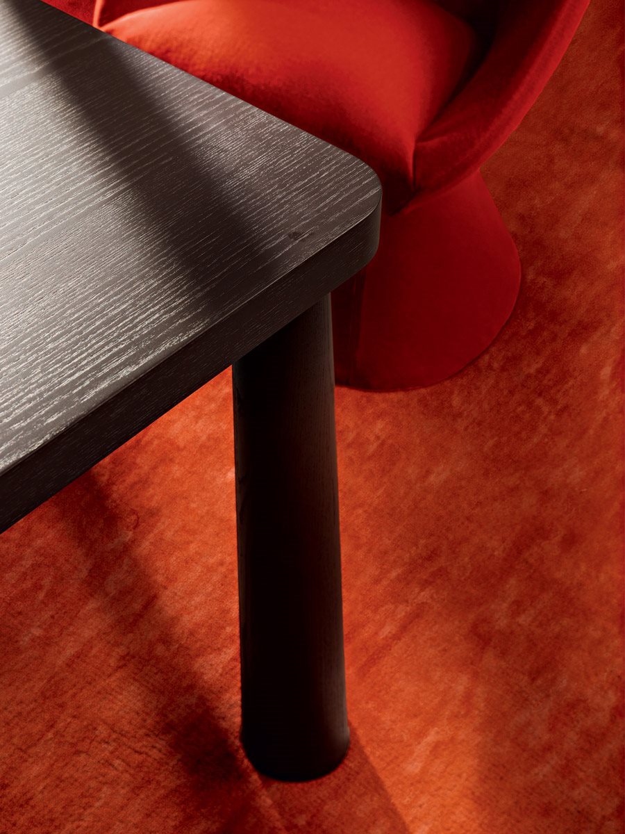 Dettaglio gambe troncoconiche Tavolo Tidone Zanotta finitura espresso