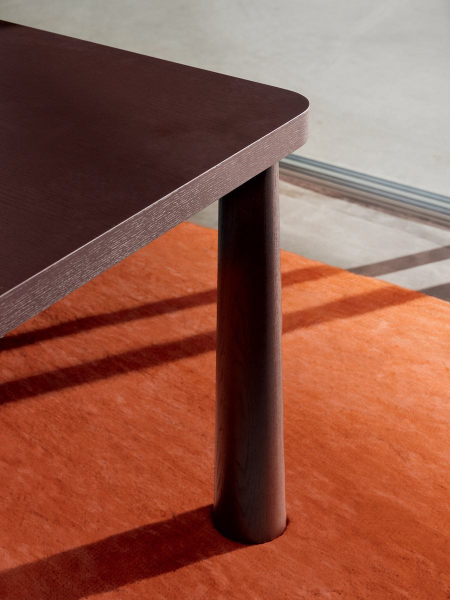 Vista laterale Tavolo Tidone Zanotta finitura espresso