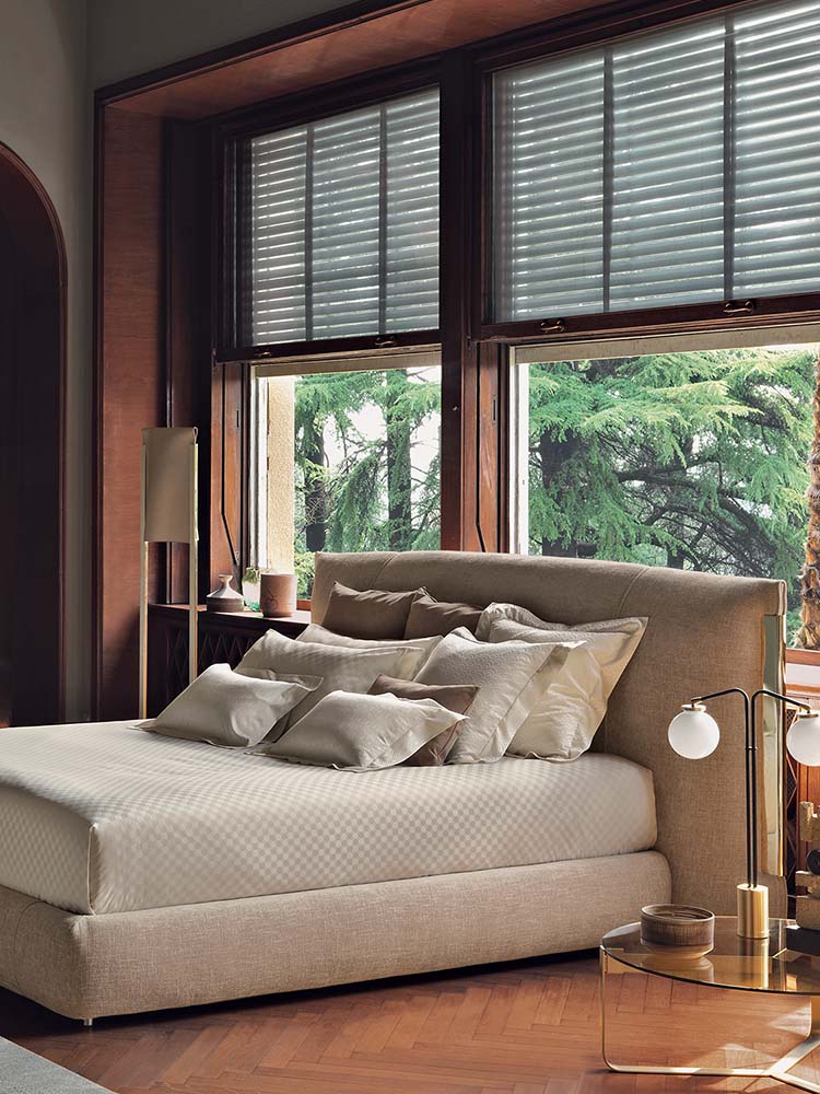 Letto matrimoniale Amal con finiture in nickel nero lucido