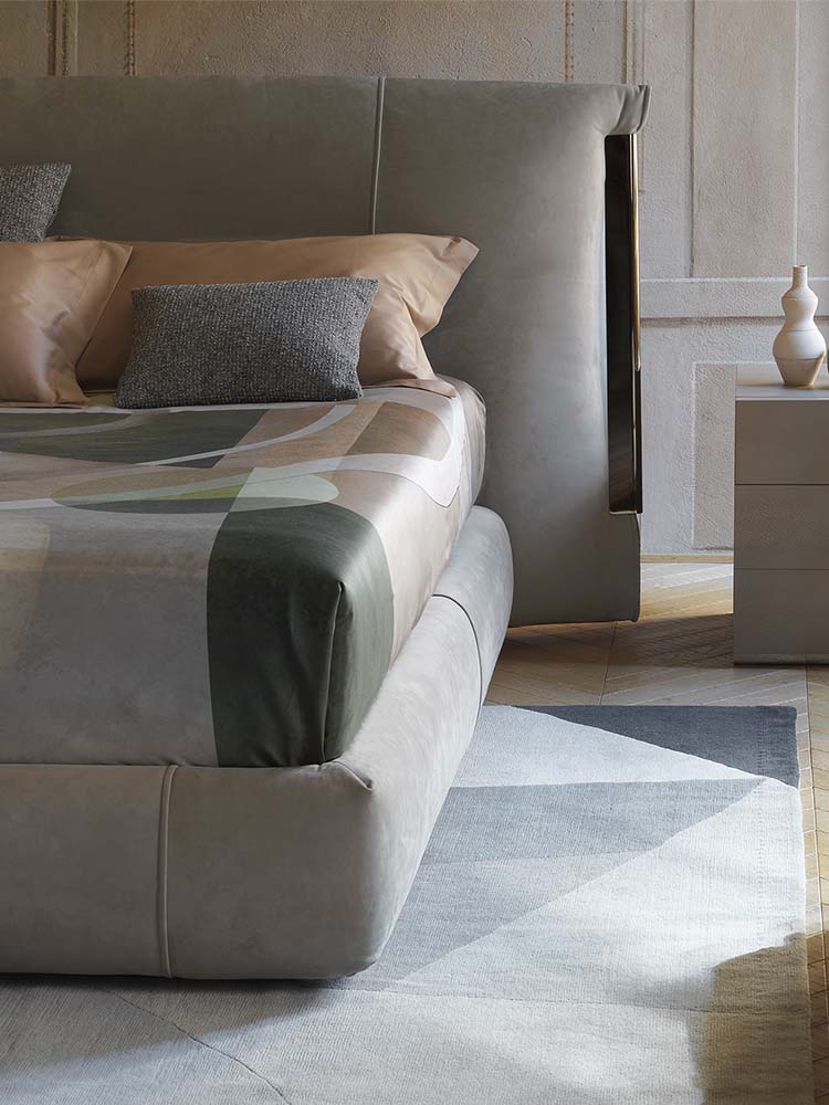 Letto matrimoniale Amal in ambiente moderno con rivestimento in tessuto