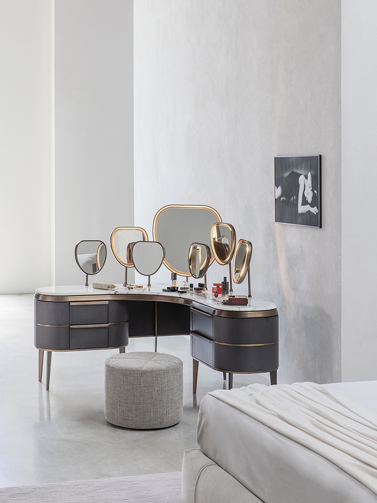 Dettaglio dei profili metallici laterali del letto Amal