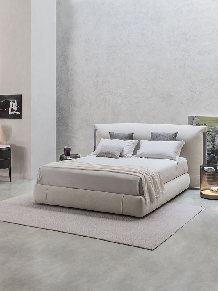 Letto matrimoniale Amal con base contenitore e rivestimento in pelle