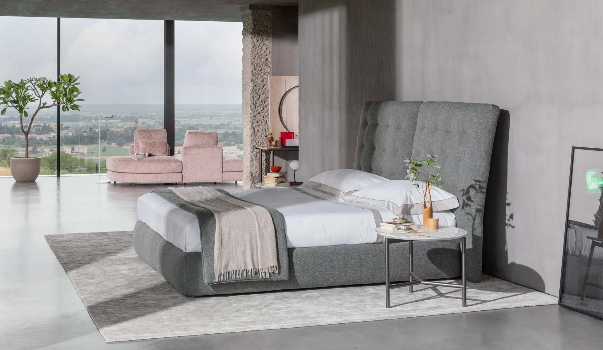 Dettaglio del letto matrimoniale Angle con finiture tubolare cromato lucido