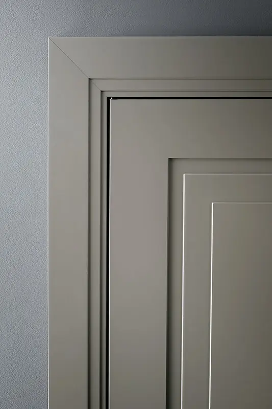 Dettaglio specchiature incassate della porta Avenue