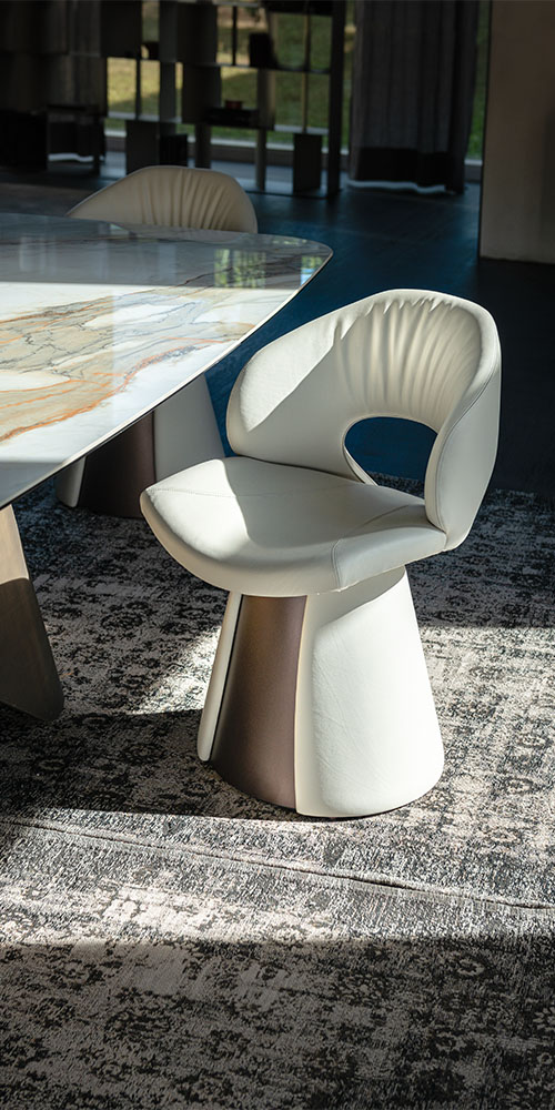 Dettaglio schienale forato con cavità ellittica della sedia Dafne