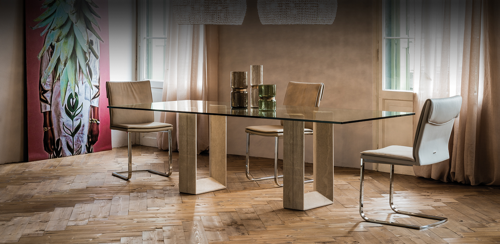 Vista laterale del tavolo Diapason con piano in cristallo trasparente