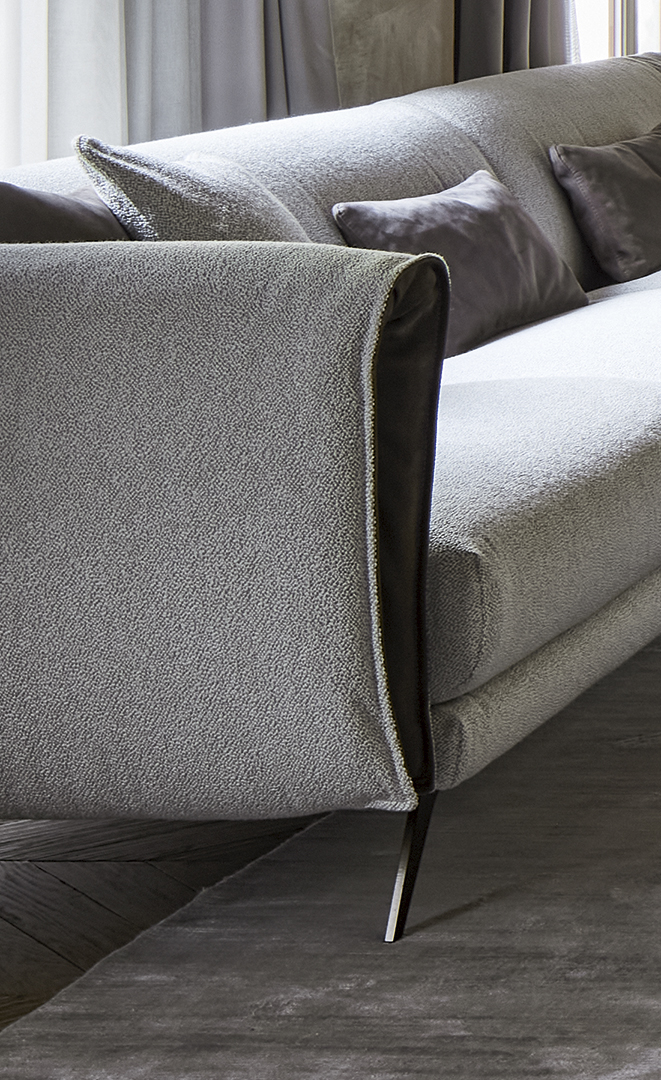 Dettaglio inserto in pelle su bracciolo del divano Saddle