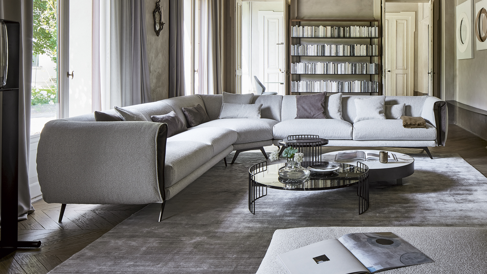 Divano Saddle Bonaldo con piedi in metallo e rivestimento pelle