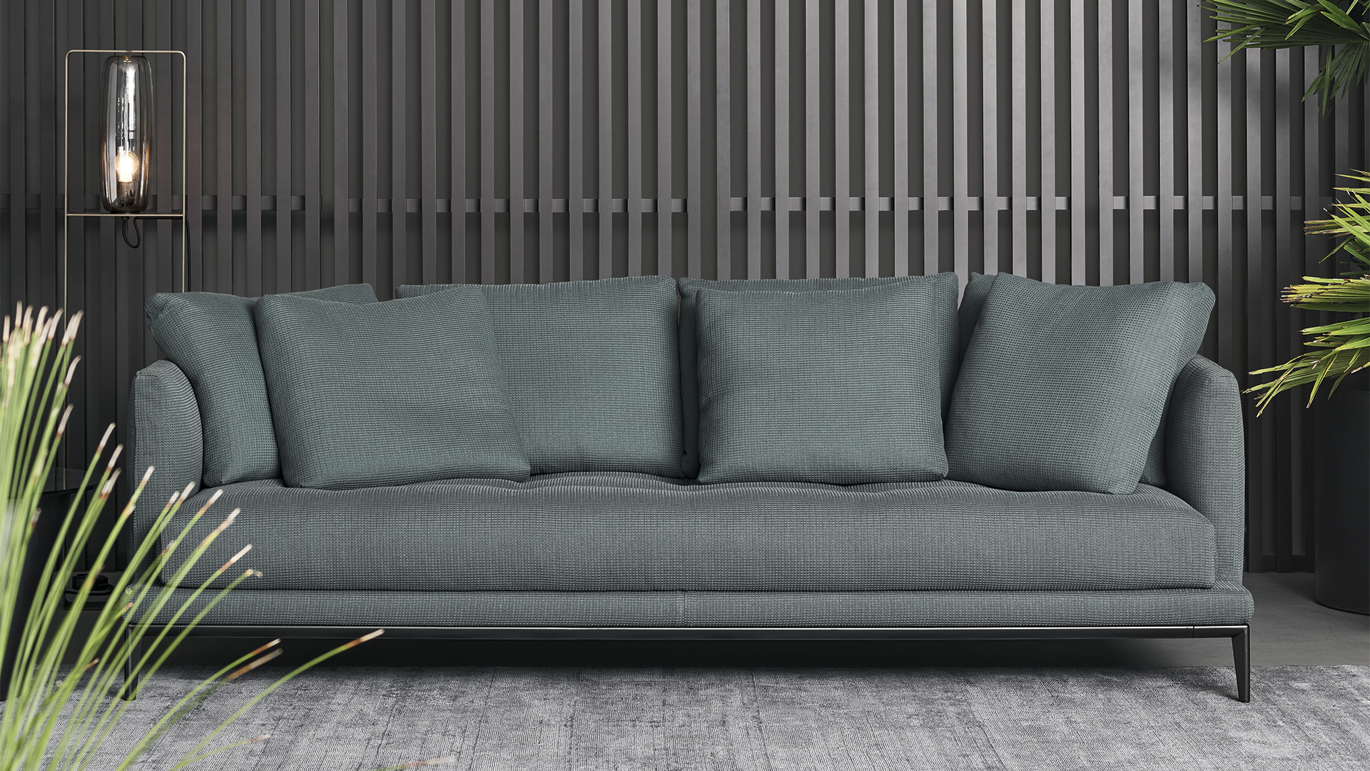 Divano Soft Island con struttura metallica e piedi in metallo