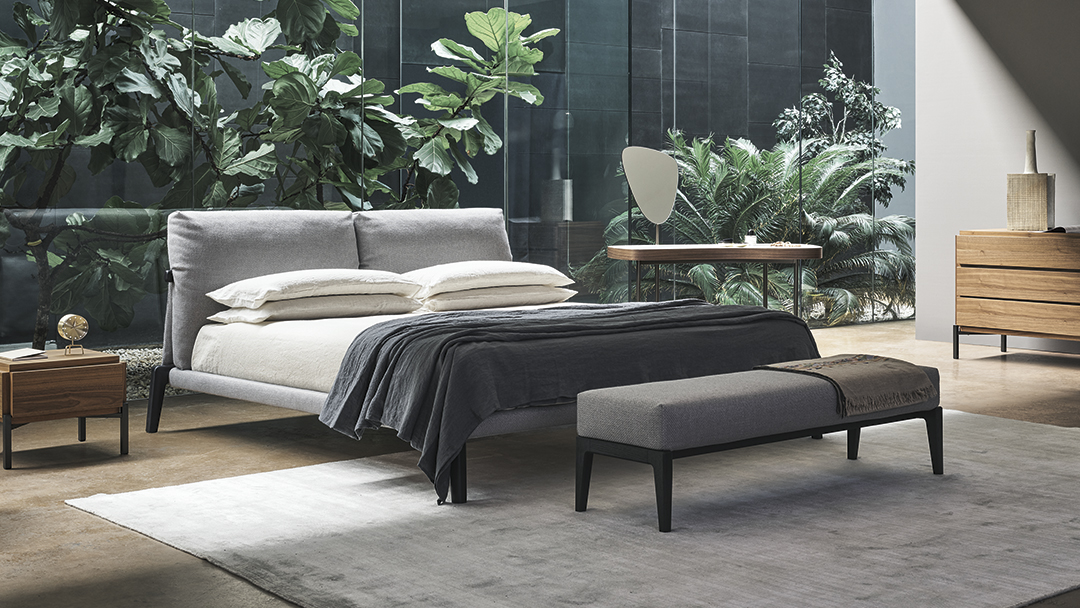 Dettaglio struttura in legno e testata imbottita del letto Kriss Bonaldo