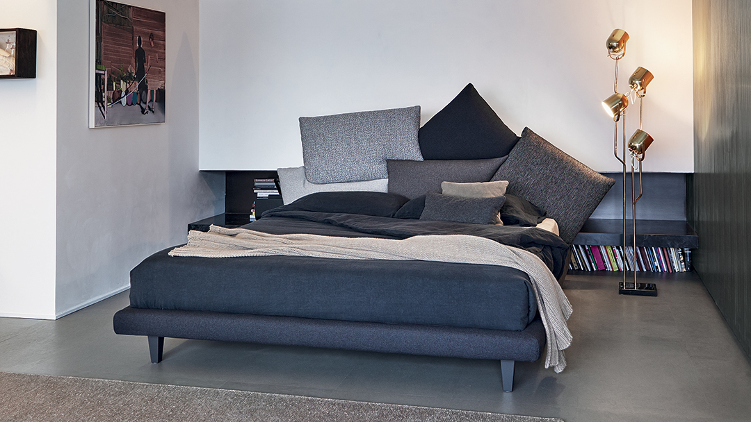 Letto imbottito moderno Picabia Bonaldo in ambiente camera da letto