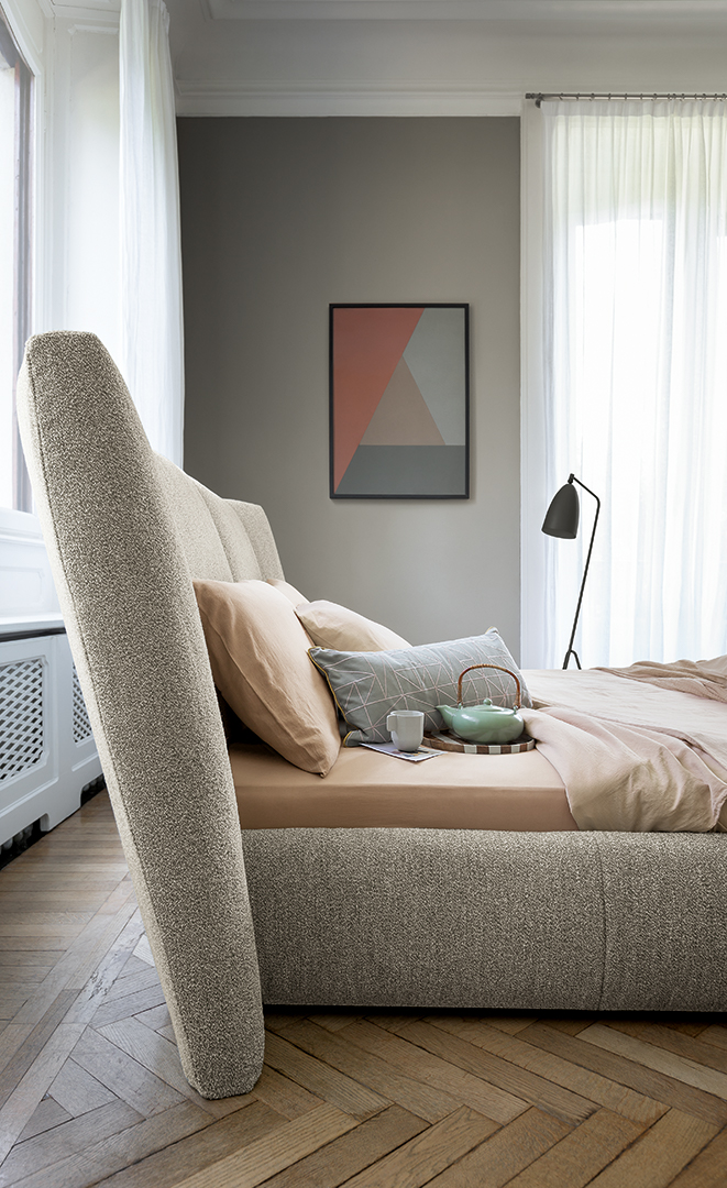 Dettaglio testata alta con cuciture verticali del letto Youniverse