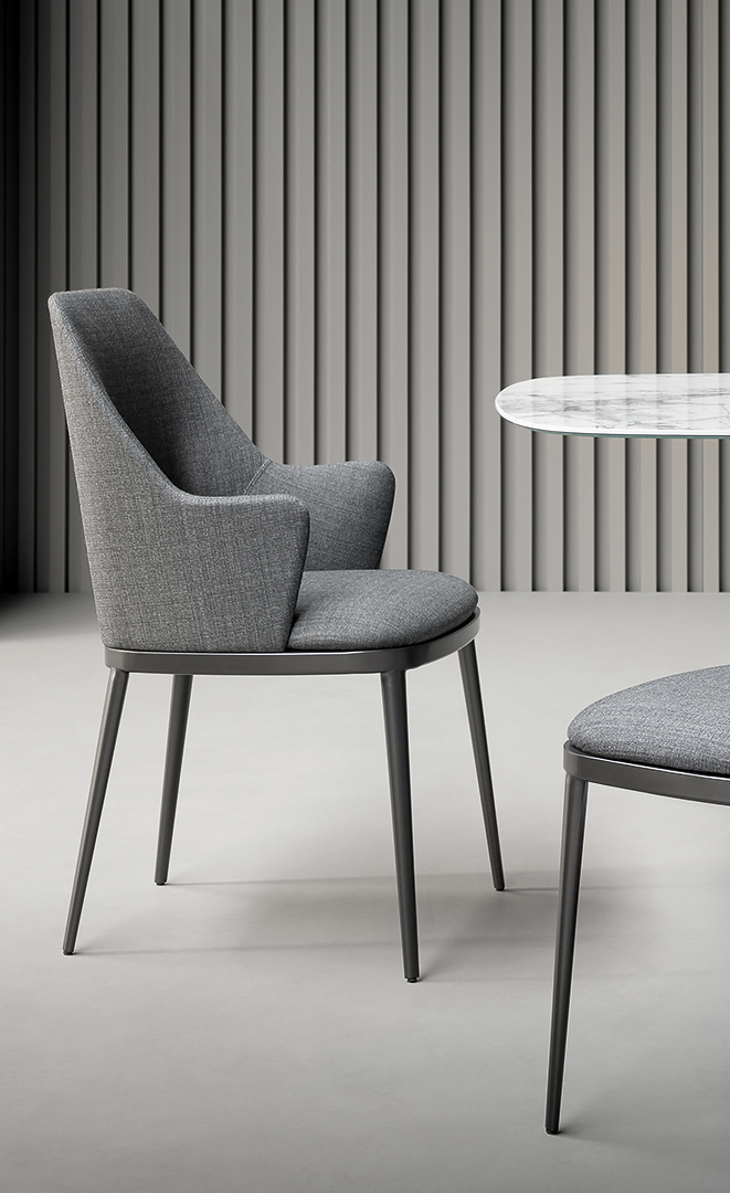 Dettaglio della sedia Miss Mida con imbottitura e basamento in metallo