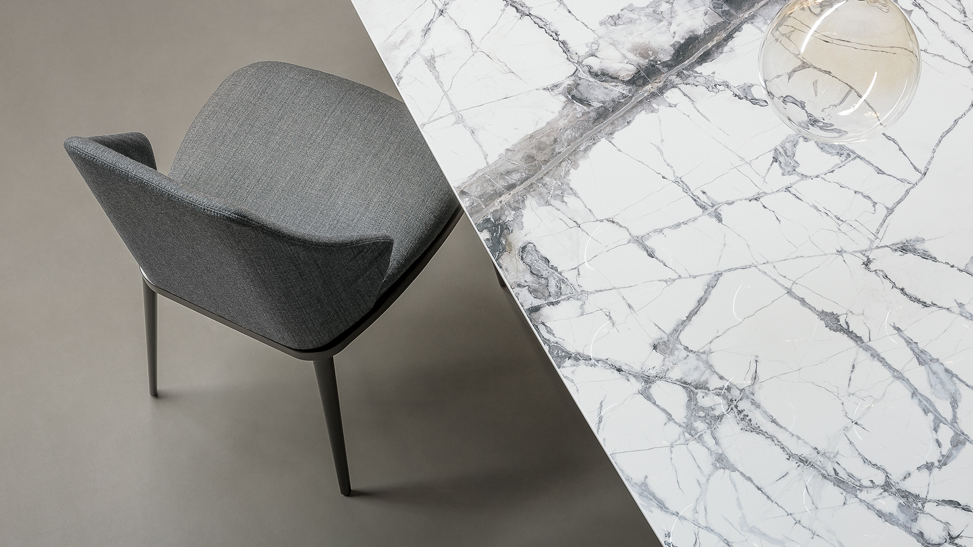 Sedia Miss Mida ambientata in interno moderno