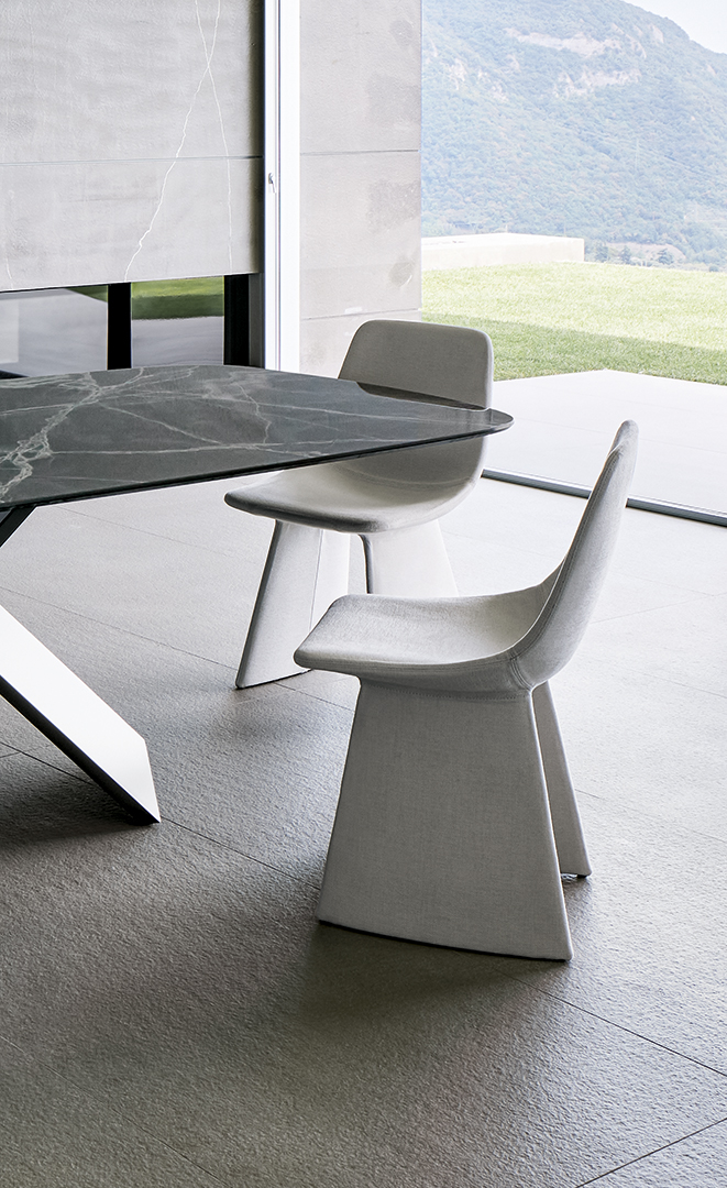 Dettaglio gambe e rivestimento uniforme della sedia Agea