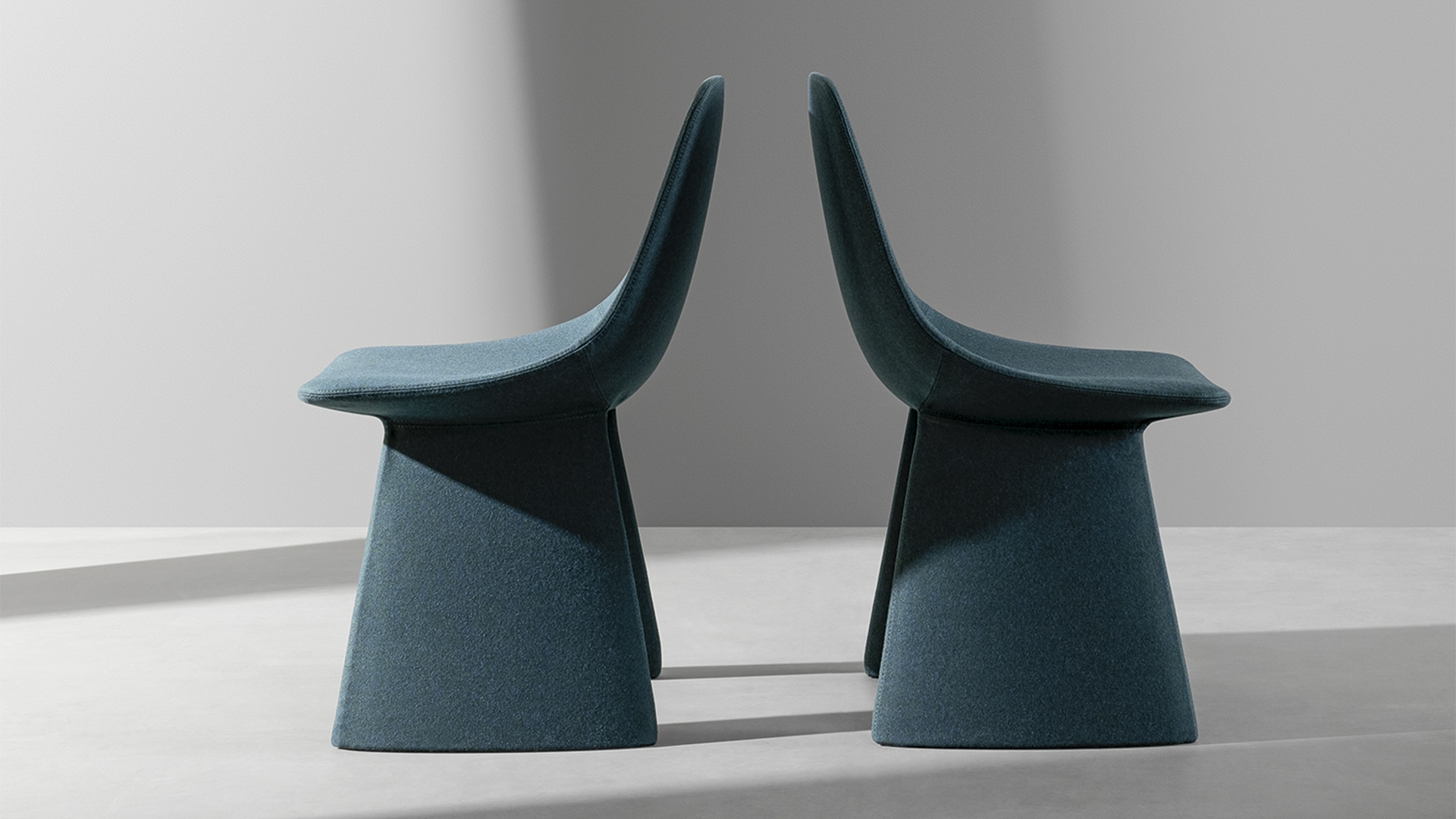 Sedia Agea Bonaldo in tessuto in ambiente soggiorno moderno