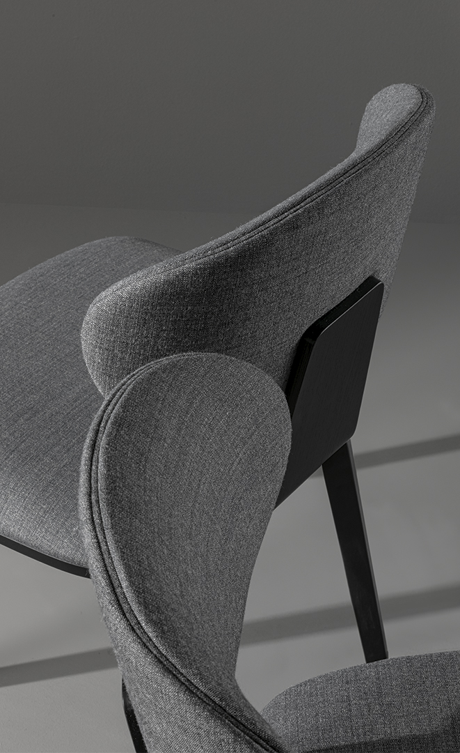 Sedia Olos Chair Bonaldo con gambe in legno lamellare curvato