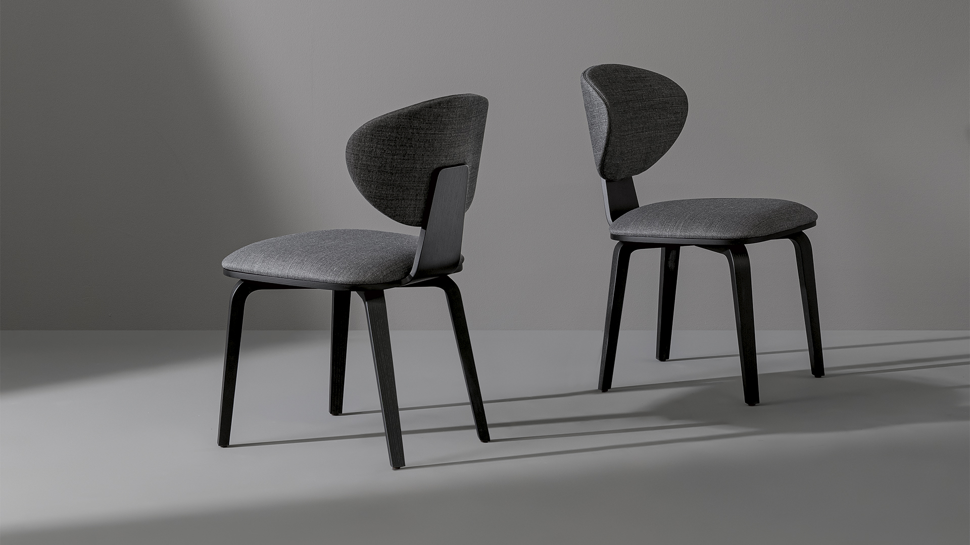 Sedia Olos Chair Bonaldo con seduta ergonomica e gambe in legno