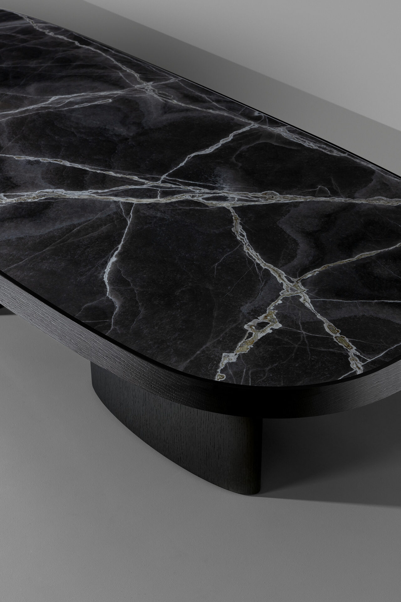 Vista laterale tavolo Padiglioni con base asimmetrica