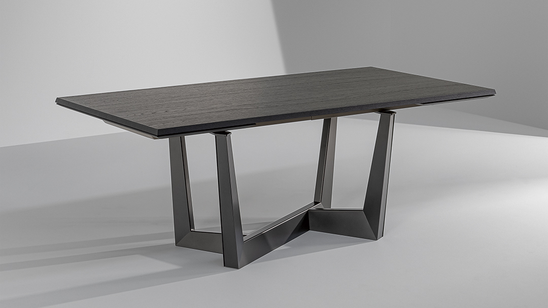 Tavolo Art con piano rettangolare in ceramica e base in legno