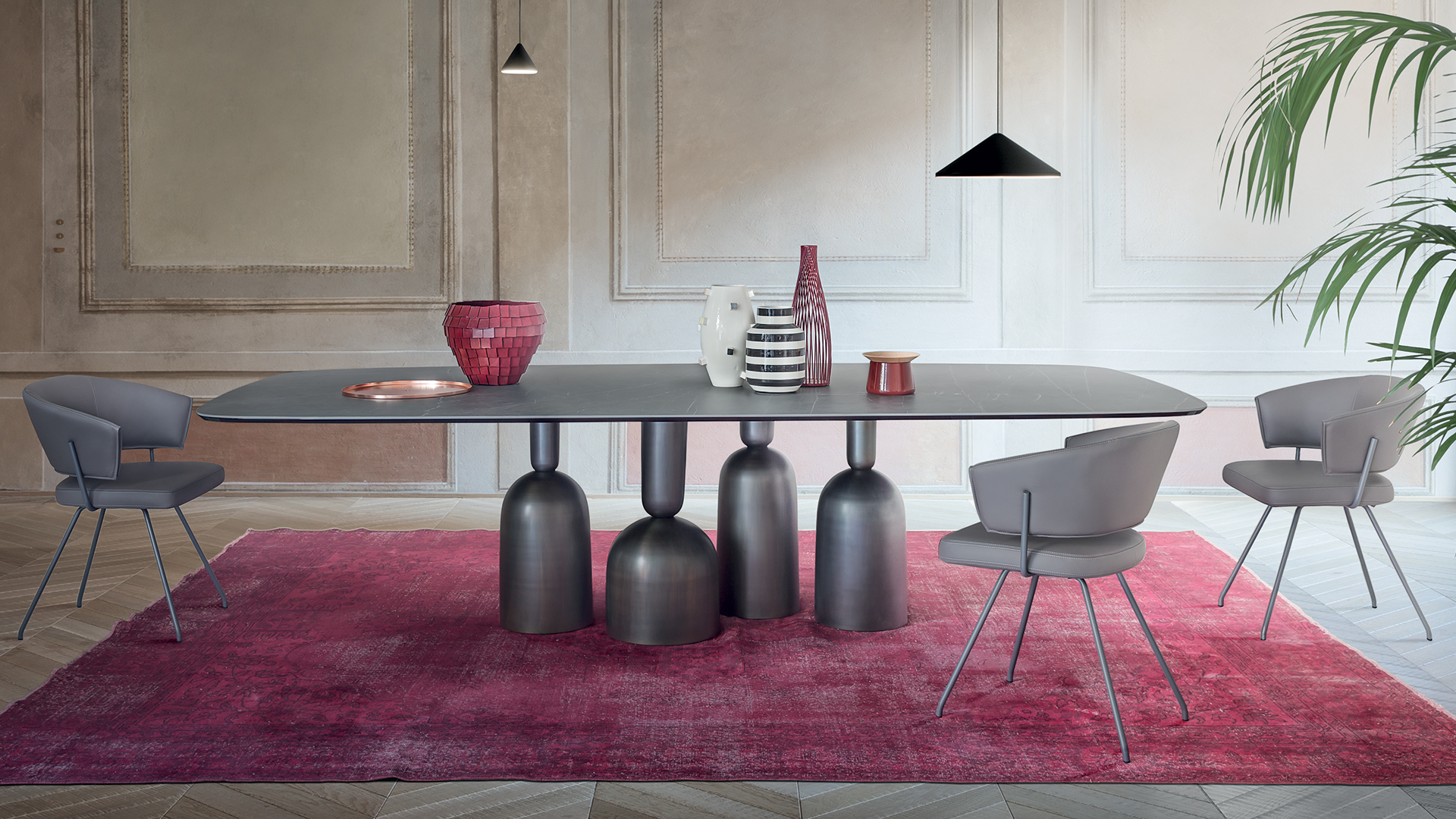 Tavolo Cop Bonaldo con piano in ceramica e base in metallo nero