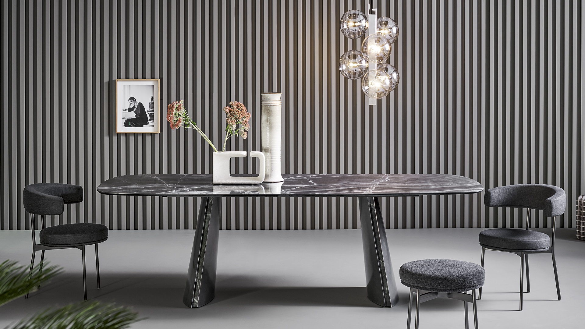 Bonaldo Tavolo Torii dettaglio base metallica inclinata