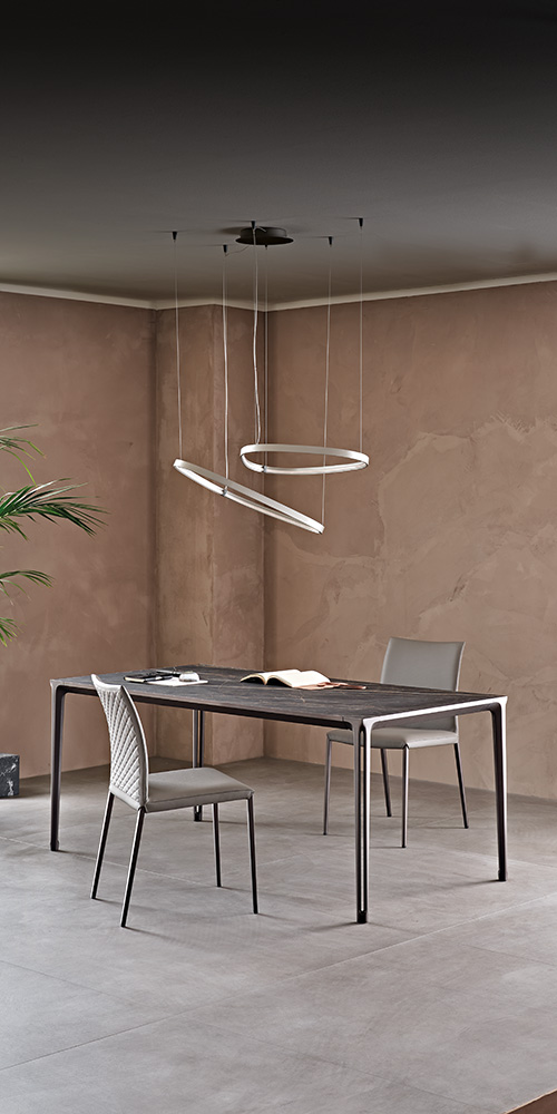 Dettaglio gambe con cavità verticale del tavolo Boulevard Keramik