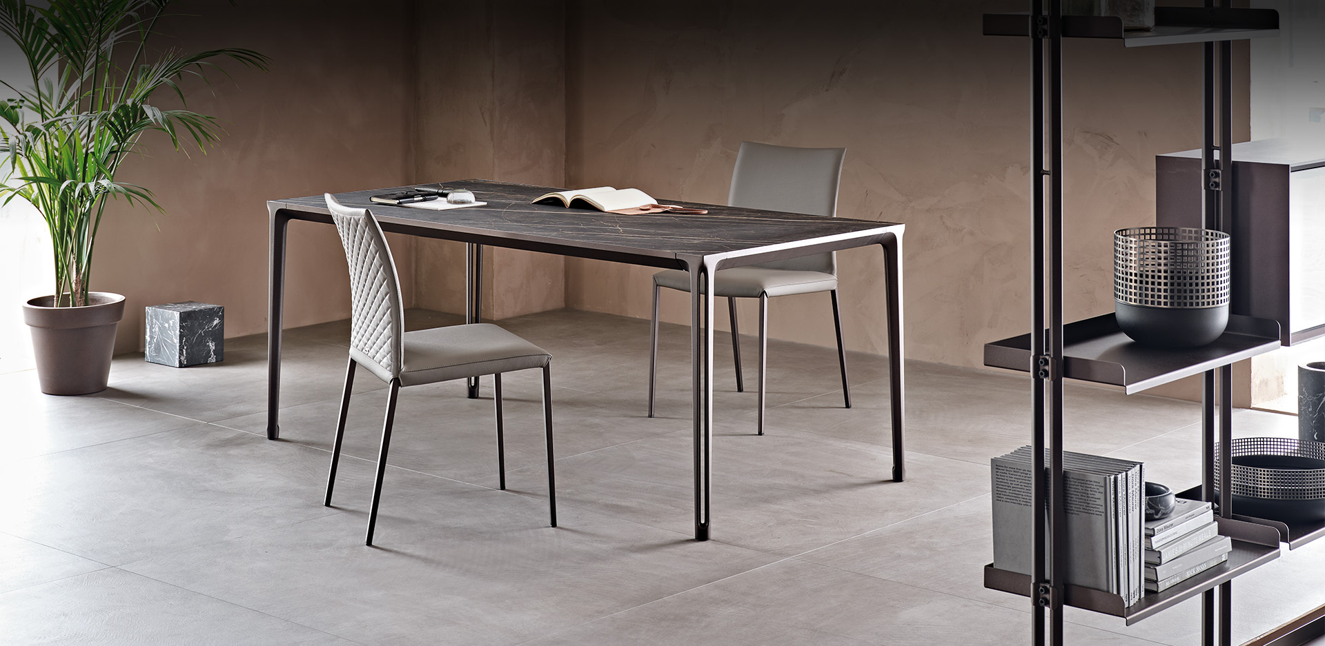 Tavolo Boulevard Keramik ambiente interno con sedie