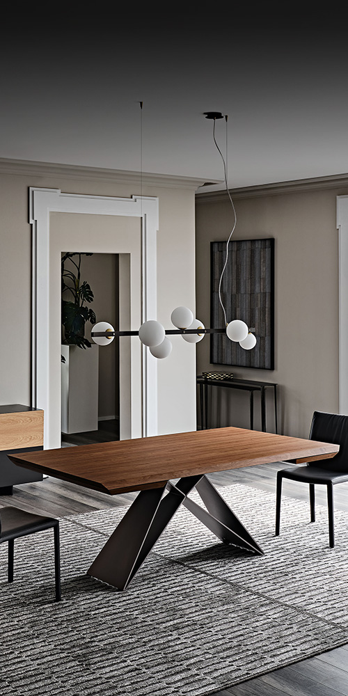 Dettaglio piano e prolunghe con bordi obliqui in legno del tavolo Premier Wood Drive