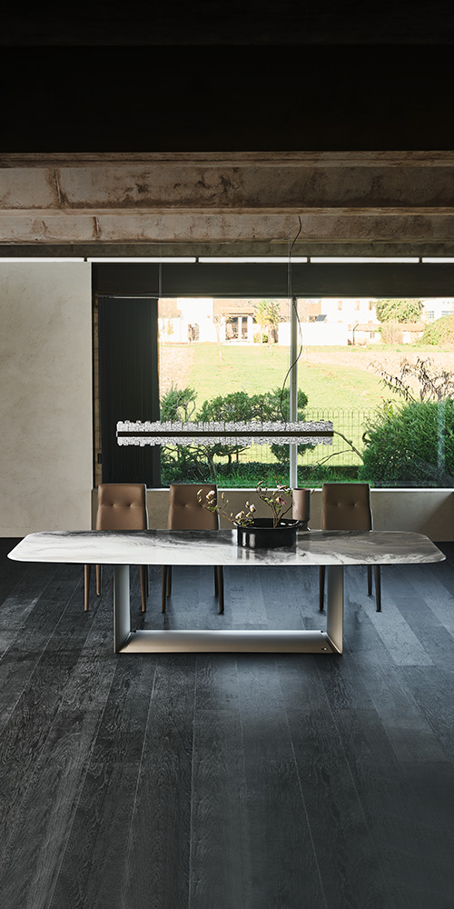 Dettaglio della stampa artistica decorativa sul piano del tavolo Dragon Crystalart