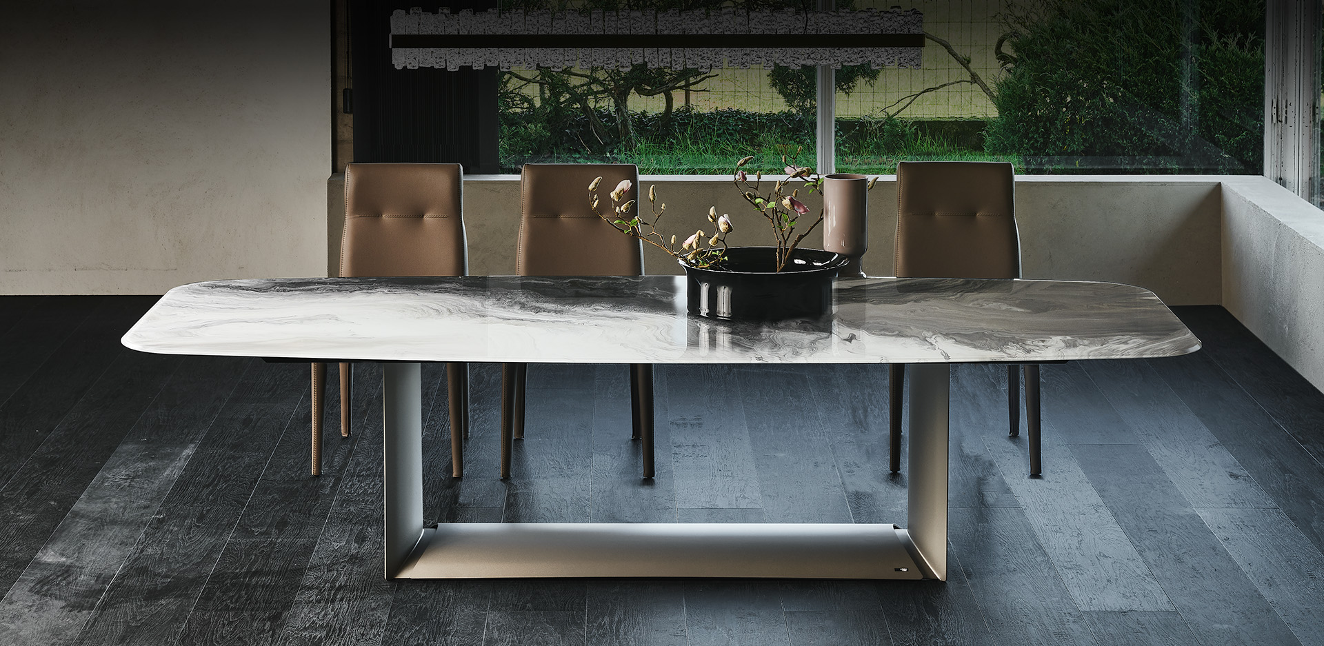 Vista laterale del tavolo Dragon Crystalart con base in acciaio verniciato e piano in cristallo